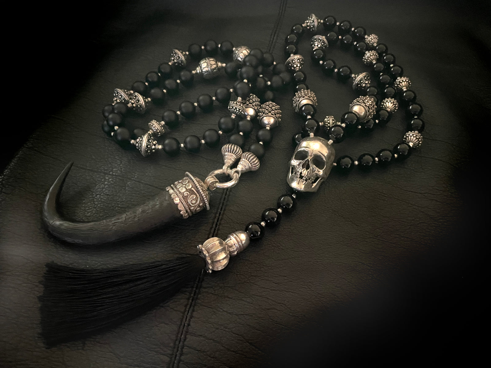 BlackMalaSilverSkullOnyxNeckla