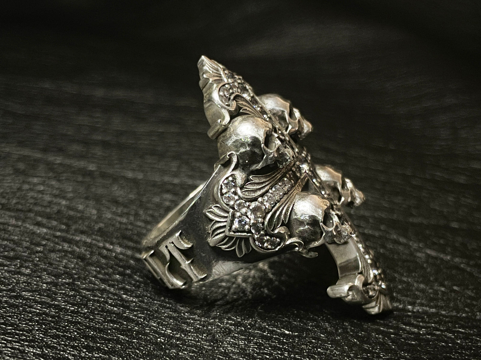 Deus Vult Crystal Cross Skull Ring – Mortis Ores